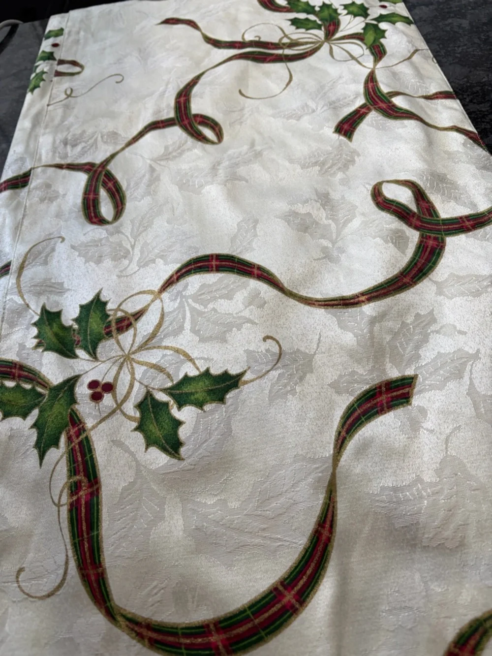 Holiday Nouveau Holly & Plaid Table Runner - Ivory and Green 90 x 14